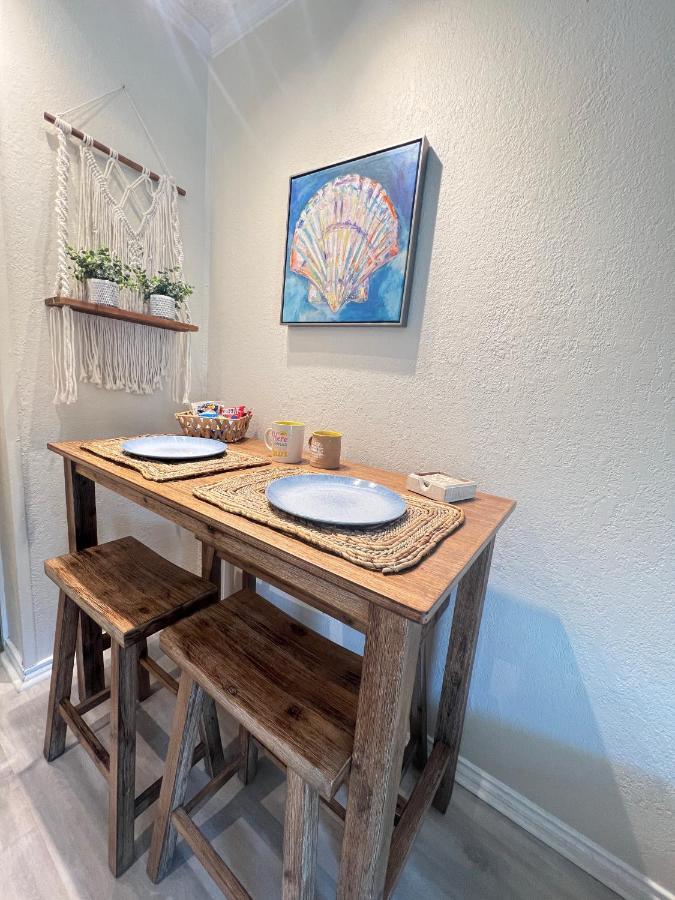 Sun Splashed Condo! Steps To And 2 Pools Island