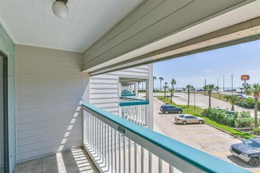 Sun Splashed Condo! Steps To And 2 Pools Island