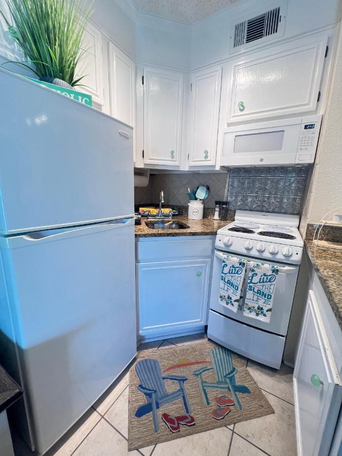 Sun Splashed Condo! Steps To And 2 Pools Island